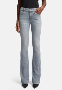 Клешеные брюки