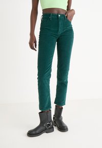 Прямые джинсы