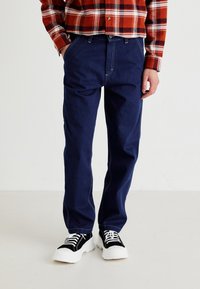 Прямые джинсы