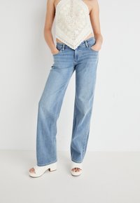 Прямые джинсы