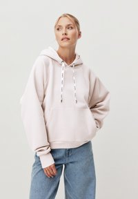 Пуловер с капюшоном