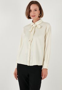 Атласная блузка