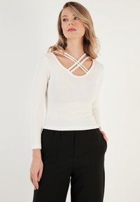 Пуловер с вырезом V