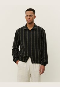 Куртка бомбер