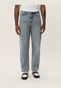 Прямые джинсы