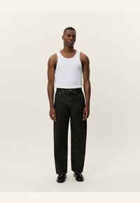 Свободные джинсы