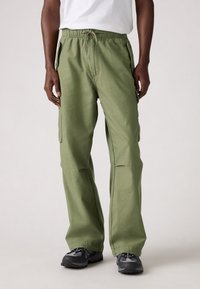 Брюки с накладными карманами