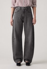 Свободные джинсы