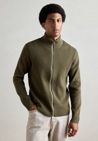 Вязаная кофта