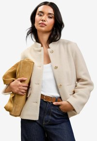 Блейзер с накладными карманами