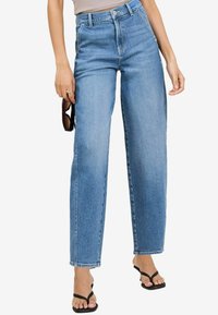 Прямые джинсы