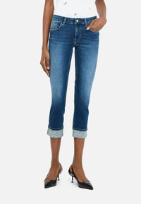 Короткие джинсы