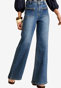 Клешеные джинсы