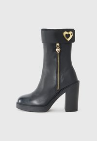 Высокие сапоги