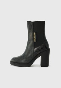 Высокие сапоги