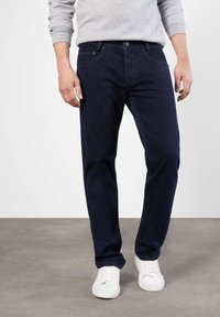 Прямые джинсы