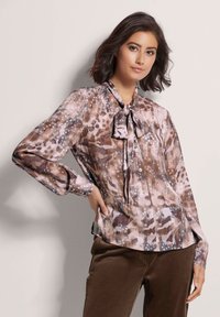 Атласная блузка