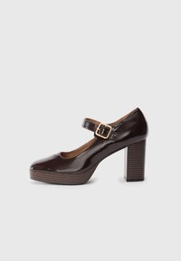 Туфли с ремешком