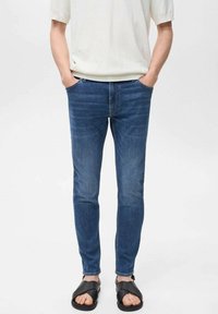 Узкие джинсы