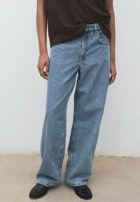 Прямые джинсы