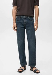 Прямые джинсы