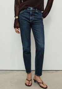 Узкие джинсы