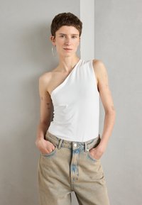 Топ на одно плечо