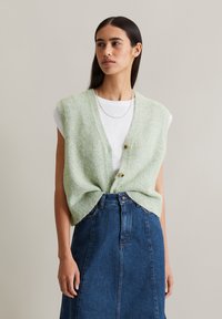 Вязаный жилет