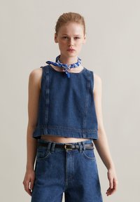 Джинсовая жилетка