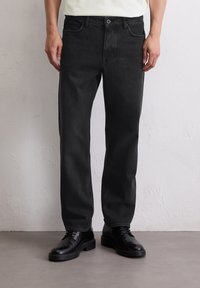 Прямые джинсы