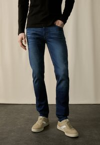 Прямые джинсы