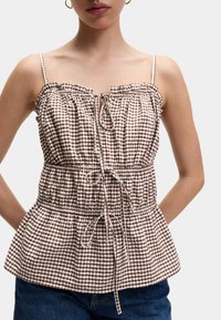 Топ на бретельках