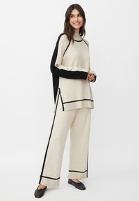 Длинный пуловер