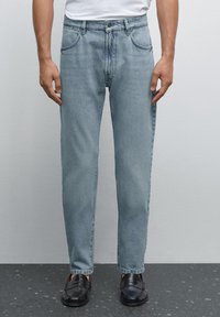 Узкие джинсы