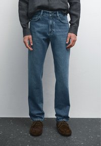 Узкие джинсы