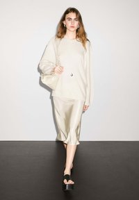 Пуловер с вырезом V Пуловер с вырезом V