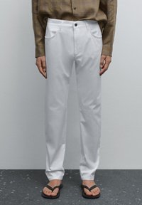 Узкие джинсы