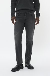 Прямые джинсы