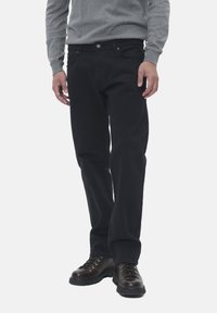 Прямые джинсы