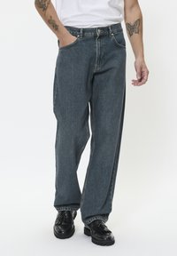 Прямые джинсы