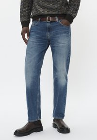 Прямые джинсы