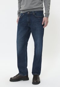 Прямые джинсы