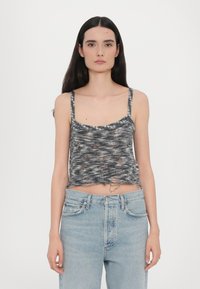 Топ на бретельках