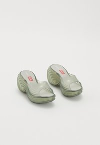 Босоножки на каблуке