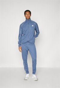 Спортивный костюм Спортивный костюм