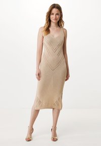 Платье футляр