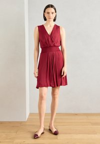 Короткое платье