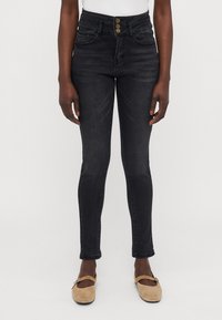 Узкие джинсы