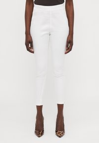 Короткие джинсы