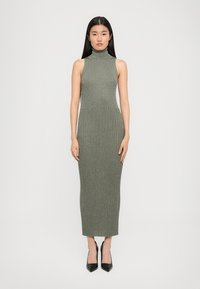 Вязаное платье